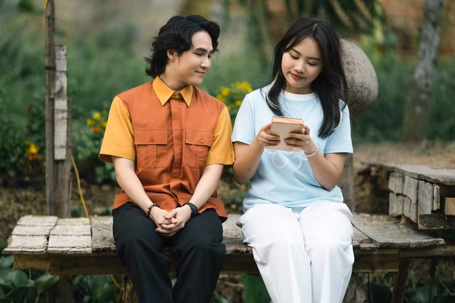 Thời điểm ra rạp, Nhà gia tiên của Huỳnh Lập liên tục gây sốt tại phòng vé, thu về hơn 242 tỉ đồng. Thành tích này giúp tác phẩm do Phương Mỹ Chi đóng chính nằm trong top 10 phim Việt có doanh thu cao nhất. Dù được khen ngợi về nội dung song phim cũng nhận góp ý vì còn hạn chế, một số phân đoạn mang màu sắc của web drama