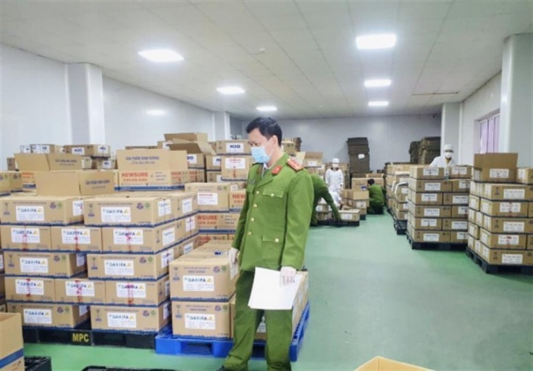 Cơ quan điều tra thu giữ hàng ngàn hộp sữa giả. Ảnh: T.L thu-giu-17454553047142045080054.jpg