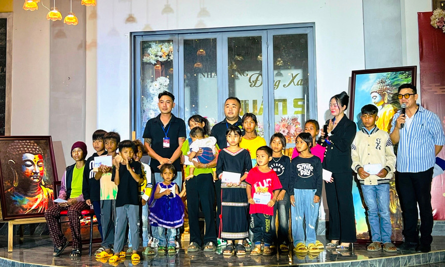 Nhóm thiện nguyện Đak Đoa-Mang Yang cùng các nhà hảo tâm trao kinh phí hỗ trợ cho các em nhỏ có hoàn cảnh đặc biệt khó khăn tại chương trình “Tiếng gọi yêu thương”. Ảnh: M.N z6614746586619-0e0c9478f89032e2c28303181f2f6637-1615.jpg