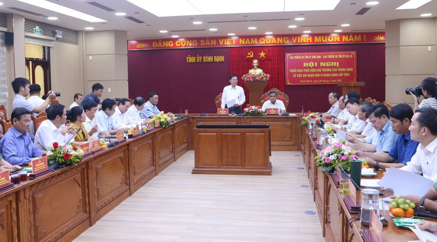Ban Thường vụ Tỉnh ủy Gia Lai và Bình Định họp bàn chuyện sáp nhập đơn vị hành chính 2 tỉnh vào chiều 26-4. Ảnh: Q.T quang-canh-hoi-nghi.jpg