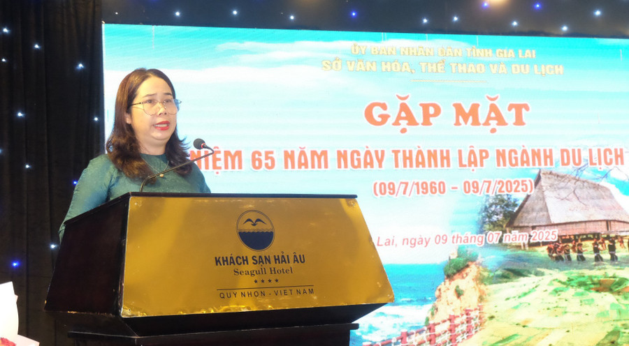 Bà Đỗ Thị Diệu Hạnh-Giám đốc Sở Văn hóa-Thể thao và Du lịch phát biểu ôn lại truyền thống ngành Du lịch Gia Lai. Ảnh: Đoan Ngọc 3.jpg