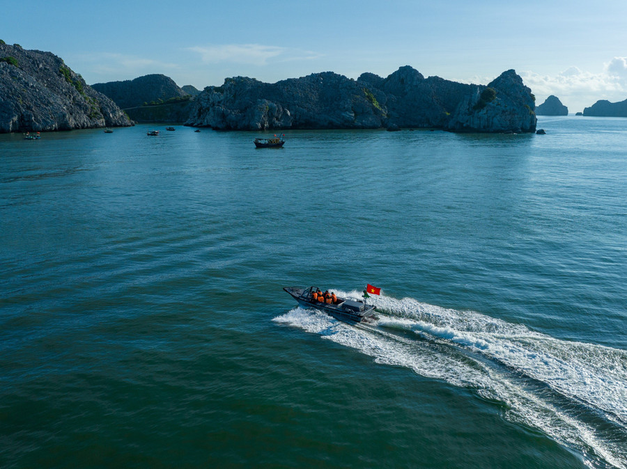 Ca nô cao tốc của Đồn biên phòng Cát Bà (Bộ đội Biên phòng TP.Hải Phòng) tuần tra kiểm soát trên vùng biển đặc khu Cát Hải Ca nô cao tốc của Đồn biên phòng Cát Bà (Bộ đội Biên phòng TP.Hải Phòng) tuần tra kiểm soát trên vùng biển đặc khu Cát Hải