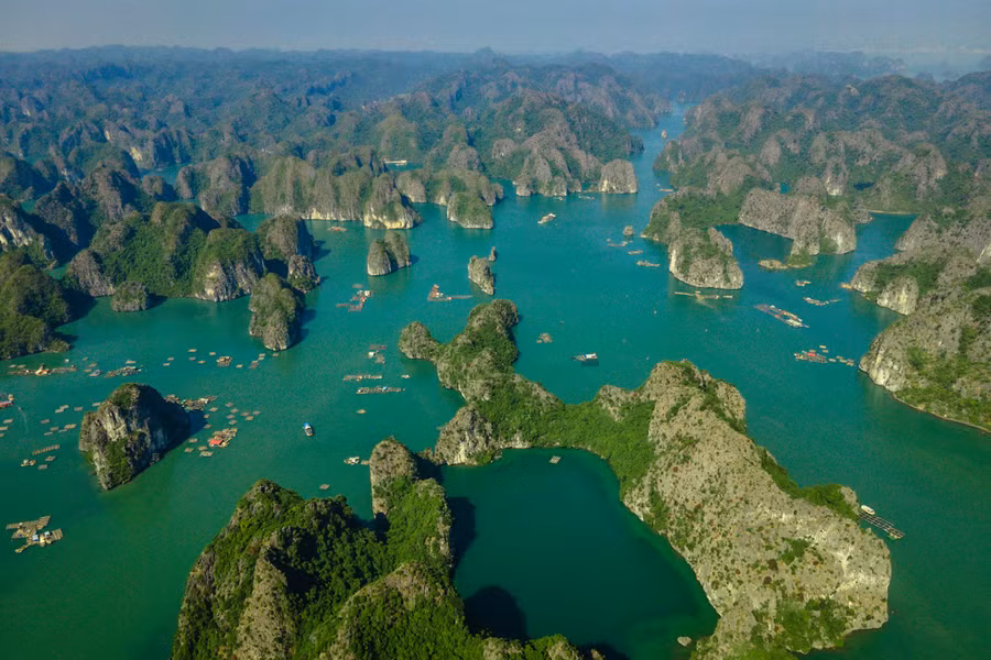 Một góc vịnh Cát Bà, nhìn từ trên cao