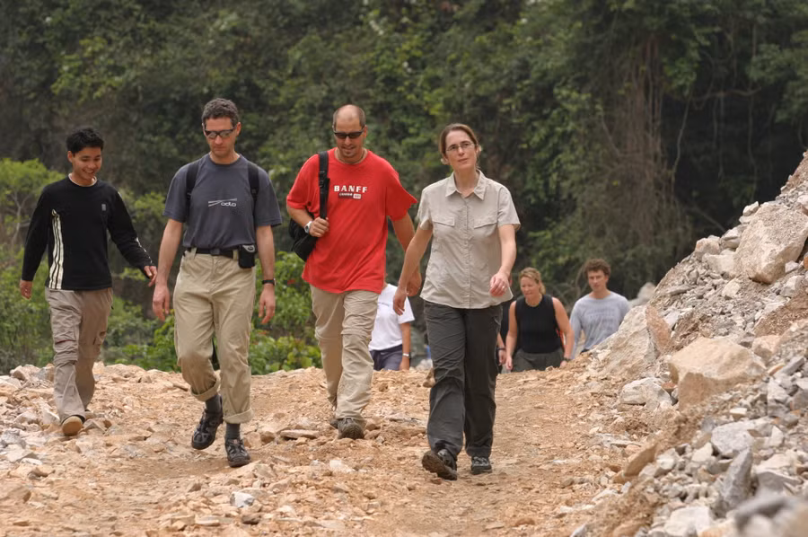 Khách nước ngoài khám phá Vườn quốc gia Cát Bà, năm 2005