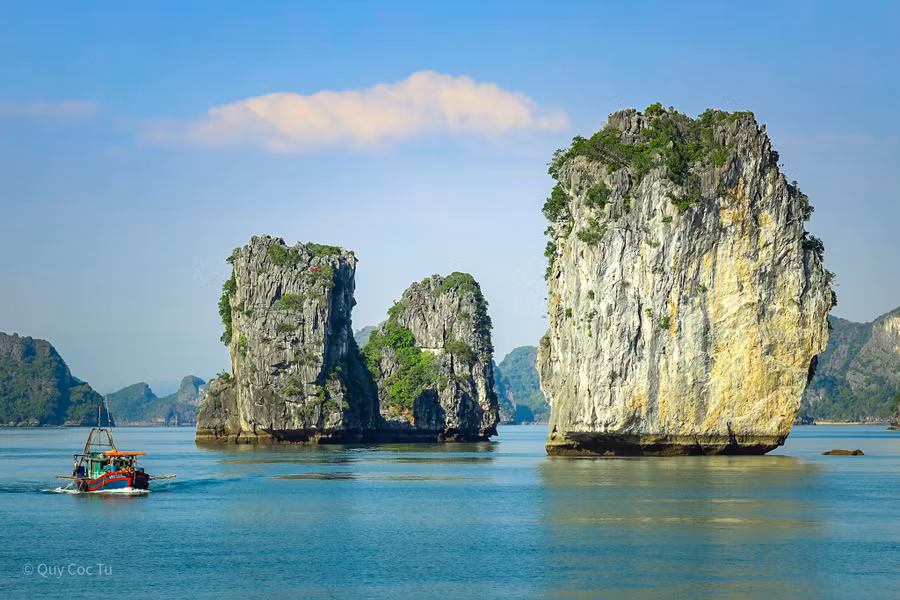 Cảnh đẹp trên vịnh Cát Bà, thuộc đặc khu Cát Hải