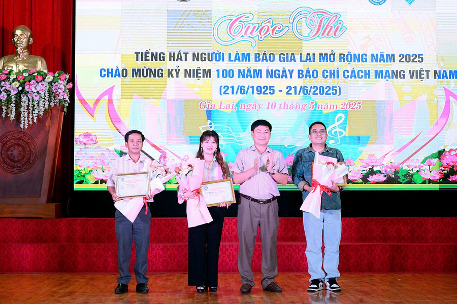Nhà báo Huỳnh Kiên (giữa)-Tổng Biên tập Báo Gia Lai, Chủ tịch Hội Nhà báo tỉnh trao giải nhất cho các tiết mục đơn ca, song ca, tốp ca. Ảnh: Đức Thụy 1a.jpg
