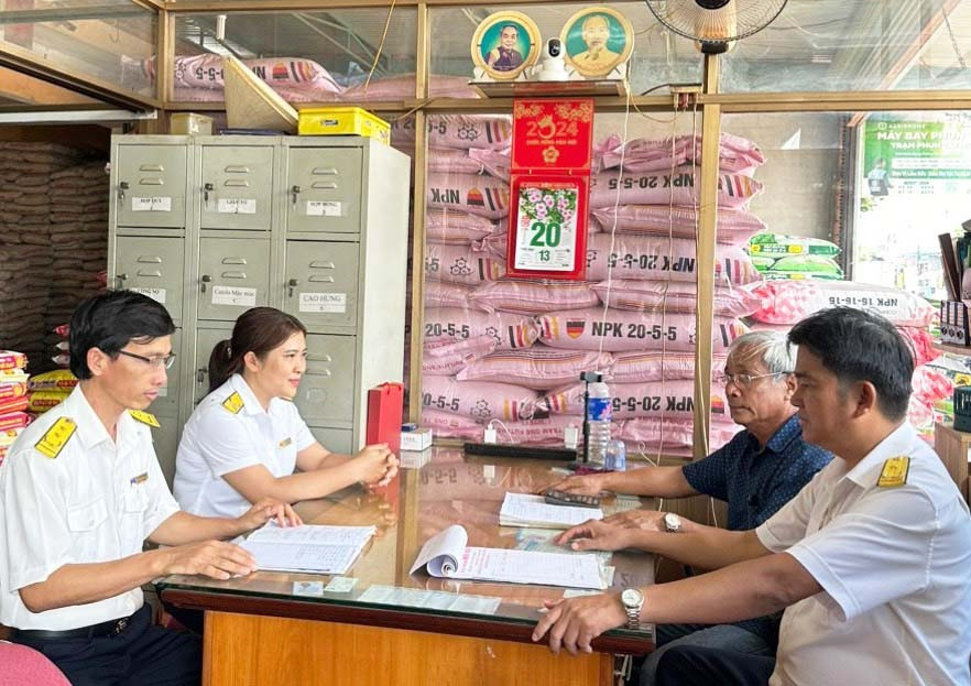 Cán bộ Thuế hướng dẫn hộ kinh doanh triển khai hóa đơn điện tử khởi tạo từ máy tính tiền. Ảnh: S.C tiep-tuc-trien-khai-hoa-don-dien-tu-khoi-tao-tu-may-tinh-tien-mang-loi-ich-cho-nguoi-nop-thue-va-tang-hieu-qua-cong-tac-quan-ly-thue-cua-nha-nuoc-7092.jpg