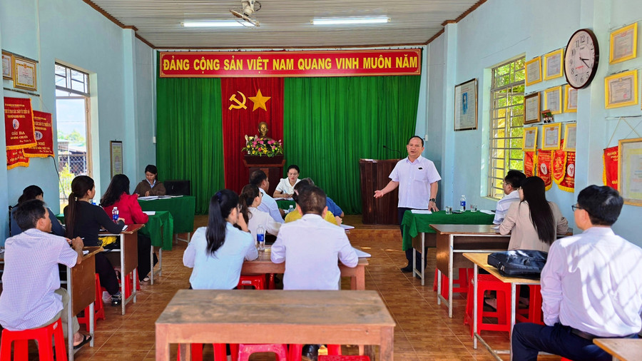 Phó Bí thư Tỉnh ủy, Chủ tịch UBND tỉnh Gia Lai Rah Lan Chung dự buổi sinh hoạt kỳ tháng 6-2025 cùng tập thể Chi bộ làng Ia Lang, phường Chi Lăng, TP. Pleiku. Ảnh: Bá Bính anh-1-11.jpg