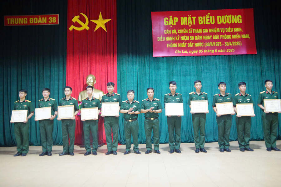 Trung đoàn 38 (Quân khu 5) tiến hành gặp mặt, biểu dương cán bộ, chiến sĩ của đơn vị tham gia diễu binh, diễu hành tại Lễ kỷ niệm 50 năm Ngày giải phóng miền Nam, thống nhất đất nước (30/4/1975 - 30/4/2025). Ảnh: Phạm Duật z6574681897414-02879a73892ea8e8b8d4103a4359cf23.jpg