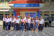 Lực lượng chức năng phối hợp cùng nhà trường trao tặng mũ bảo hiểm đạt chuẩn, hình thành thói quen đội mũ khi tham gia giao thông cho học sinh.