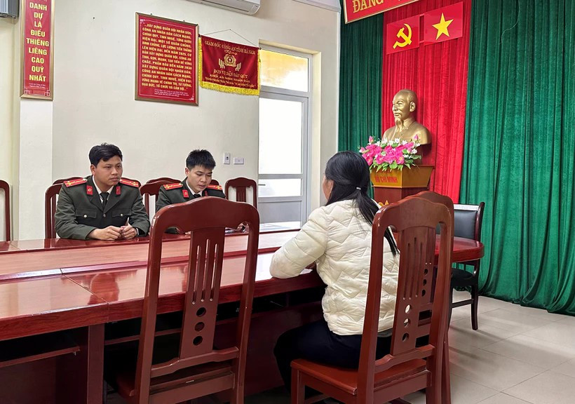Phòng An ninh mạng và phòng chống tội phạm sử dụng công nghệ cao làm việc với trường hợp đăng tải thông tin báo chốt của lực lượng Cảnh sát Giao thông trên địa bàn. Nguồn: Công an tỉnh Hà Nam phong-an-ninh-mang-va-phong-chong-toi-pham-su-dung-cong-nghe-cao-lam-viec-voi-truong-hop-dang-tai-thong-tin-bao-chot-cua-luc-luong-canh-sat-giao-thong-tren-dia-ban-nguon-cong-an-tinh-ha-nam.jpg