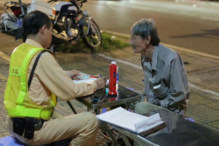 Ông D. bị Cảnh sát giao thông phát hiện chạy xe đạp trong tình trạng có nồng độ cồn. Ảnh: HT ong-d-bi-csgt-phat-hien-chay-xe-dap-trong-tinh-trang-co-nong-do-con-anh-ht.jpg