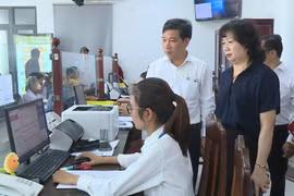 Giám đốc Sở Nội Vụ Phạm Thị Tố Hải kiểm tra tại Trung tâm Phục vụ hành chính công phường Bình Định. Ảnh: Hoàng Vũ