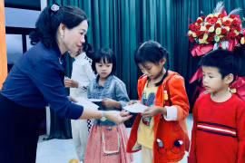 Phó Chủ tịch HĐND tỉnh Huỳnh Thúy Vân thăm, tặng quà người dân vùng lũ