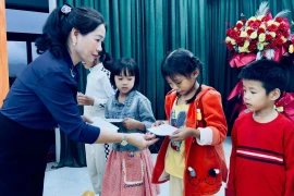 Phó Chủ tịch HĐND tỉnh Huỳnh Thúy Vân thăm, tặng quà người dân vùng lũ