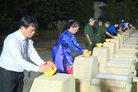 Các đại biểu thắp nến tri ân các anh hùng liệt sĩ.
