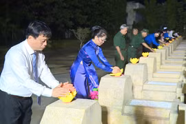 Các đại biểu thắp nến tri ân các anh hùng liệt sĩ.