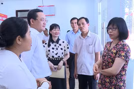 Phó Chủ tịch UBND tỉnh Nguyễn Thị Thanh Lịch kiểm tra Trung tâm phục vụ hành chính công phường Tam Quan. Ảnh: Hoàng Vũ