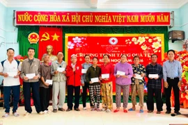 Tặng 200 suất quà Tết cho người dân xã đảo Nhơn Châu