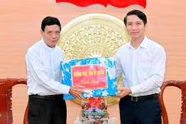 Phó Bí thư Tỉnh ủy Nguyễn Ngọc Lương và Phó Chủ tịch UBND tỉnh Dương Mah Tiệp tiếp xã giao đoàn đại diện Tòa Giám mục Giáo phận Kon Tum