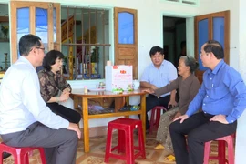 Giám đốc Sở Nội vụ Phạm Thị Tố Hải thăm, tặng quà các gia đình có công 