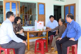 Giám đốc Sở Nội vụ Phạm Thị Tố Hải thăm, tặng quà các gia đình có công 