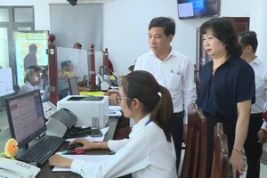Giám đốc Sở Nội Vụ Phạm Thị Tố Hải kiểm tra tại Trung tâm Phục vụ hành chính công phường Bình Định. Ảnh: Hoàng Vũ