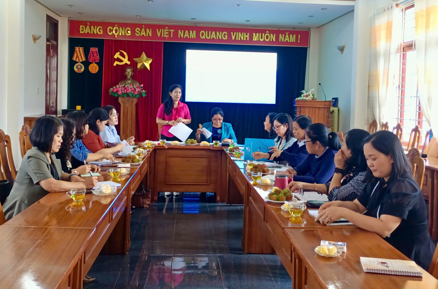Bà Đặng Thị Hồng Hạnh-Phó Chủ tịch Thường trực Hội LHPN tỉnh Bình Định phát biểu tại buổi làm việc. Ảnh: Kim Thanh img-20250611-171024.jpg