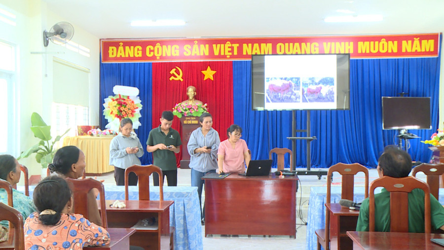 Xã Ia Rmok (huyện Krông Pa) tập huấn cho người dân kiến thức chăm sóc, phòng trừ dịch bệnh trên đàn bò. Ảnh: Sơn Trung xa-ia-rmok-huyen-krong-pa-tap-huan-cho-nguoi-dan-kien-thuc-cham-soc-phong-tru-dich-benh-tren-dan-bo-anh-son-trung.jpg