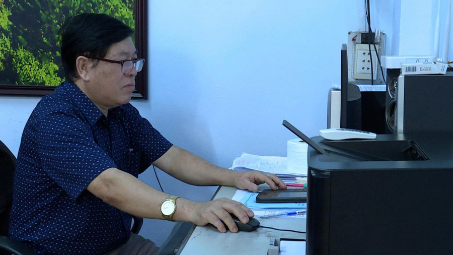 Thầy giáo Lê Văn Phương – Hiệu trưởng Trường TH Chu Văn An (TP.Pleiku) kiểm tra học bạ số của học sinh. Ảnh: Duy Linh thay-giao-le-van-phuong-kiem-tra-hoc-ba-so-cua-hoc-sinh.jpg