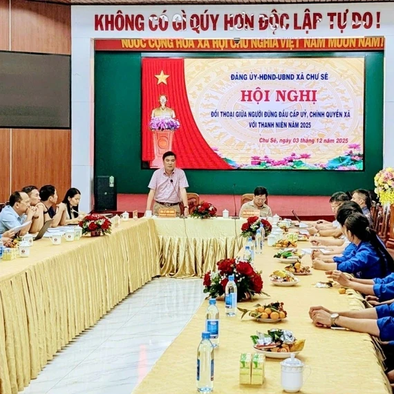 Lãnh đạo xã Chư Sê tiếp xúc, đối thoại với 120 thanh niên tiêu biểu.