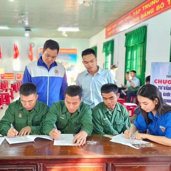 Hoạt động tư vấn, hỗ trợ, giới thiệu việc làm của Đoàn phường Pleiku dành cho thanh niên hoàn thành nghĩa vụ quân sự. Ảnh: ĐVCC