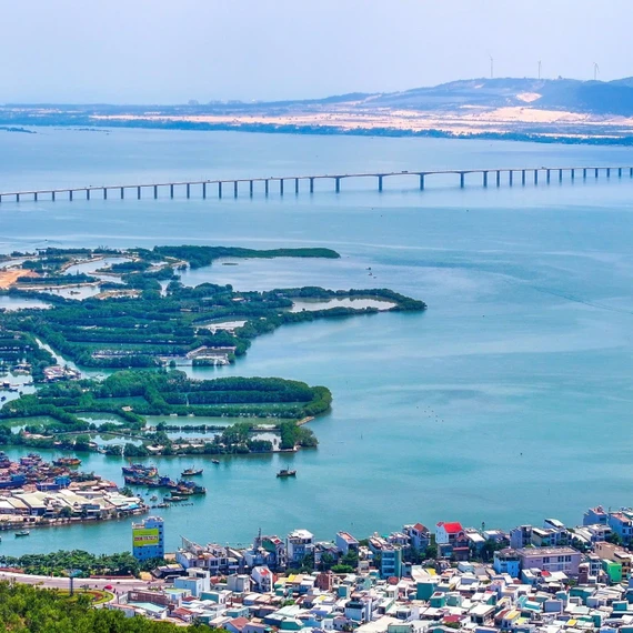 Nếu có hướng khai thác tốt, xây dựng và kết nối hiệu quả các điểm đến, đầm Thị Nại sẽ tạo sức cuốn hút đối với du khách. Ảnh: Nguyễn Dũng