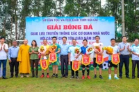 Ban tổ chức tặng hoa, cờ lưu niệm cho các đội bóng. Ảnh: Ngọc Nhuận