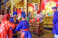 Lễ giỗ tiến hành theo các nghi lễ cổ truyền. Ảnh: Ngọc Nhuận