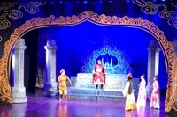 Vở tuồng Nhìn lại một vương triều do Đoàn tuồng Đào Tấn biểu diễn dự thi tại Liên hoan đạt Huy chương bạc. Ảnh: ĐVCC