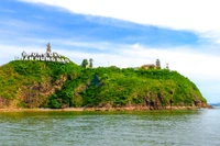 Tượng đài Trần Hưng Đạo và hải đăng Phước Mai nằm trên đỉnh núi, nơi cửa biển Quy Nhơn. Ảnh: Ngọc Nhuận