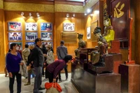 Du khách tham quan không gian trưng bày bản sao ba pho tượng Đức Ông trưng bày tại Bảo tàng Quang Trung. Ảnh: Ngọc Nhuận