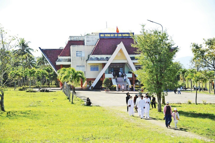 Du khách tham quan Di tích Tây Sơn Thượng đạo. tay-nguye.jpg
