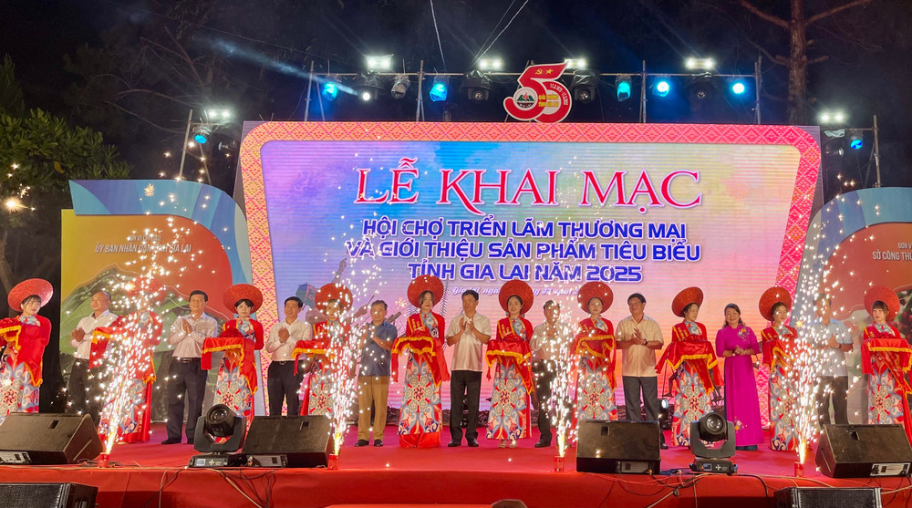 Các đại biểu cắt băng khai mạc Hội chợ triển lãm thương mại và giới thiệu sản phẩm tiêu biểu tỉnh Gia Lai năm 2025. Ảnh: V.T 1.jpg