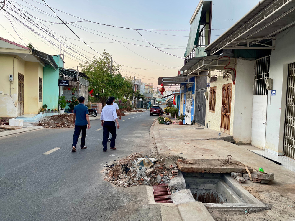 Thi công cống ở đường Chi Lăng (TP. Pleiku) không có che chắn hay cảnh báo gì, gây mất an toàn cho người tham gia giao thông. Ảnh: V.T thi-cong-cong-o-duong-chi-lang-khong-che-chan-hay-canh-bao-gay-mat-an-toan-cho-nguoi-tham-gia-giao-thong.jpg