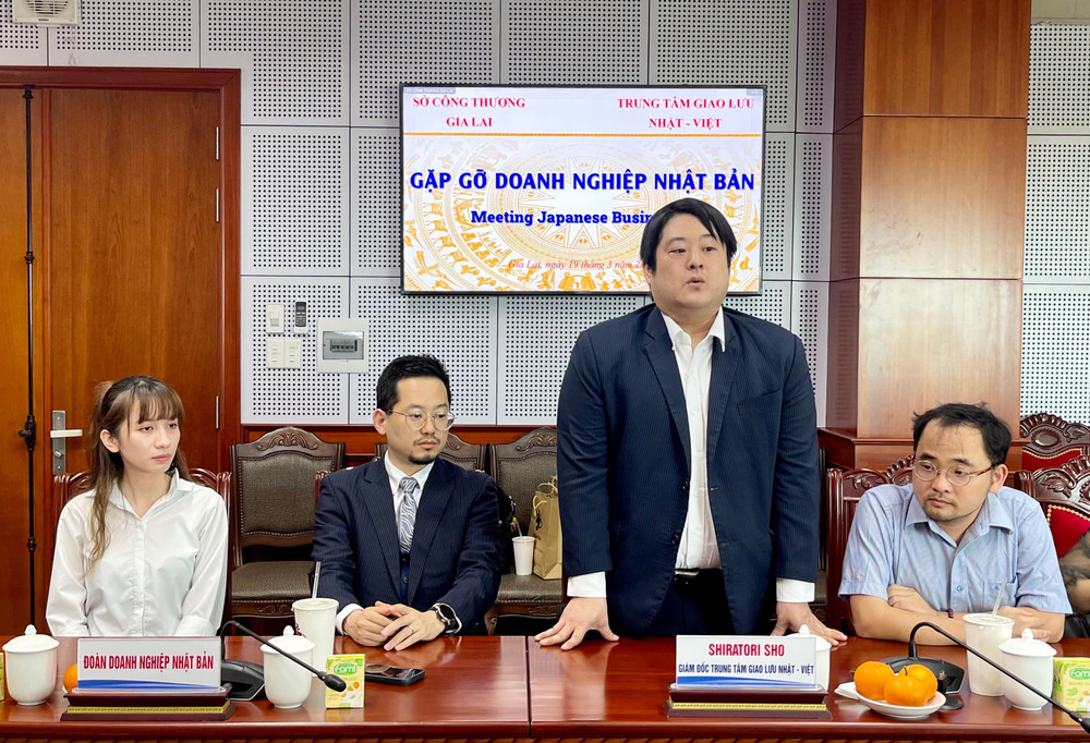 Ông Shiratori Sho-Giám đốc Trung tâm giao lưu Nhật-Việt phát biểu tại buổi làm việc. Ảnh: V.T nban.jpg