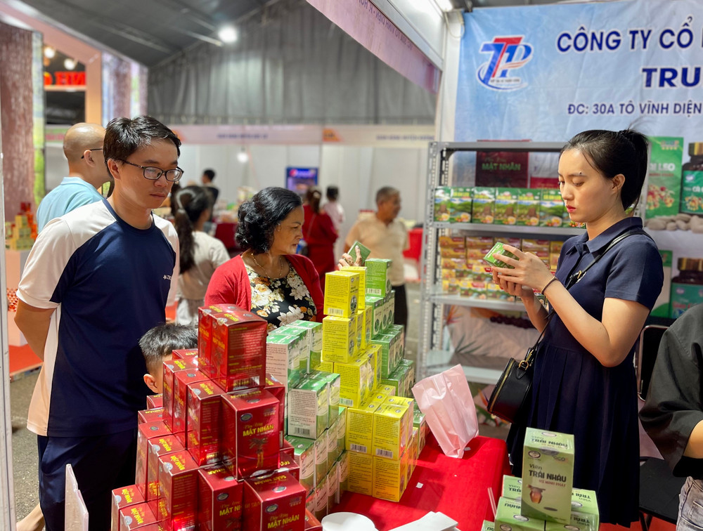Nhiều sản phẩm của tỉnh đạt chứng nhận OCOP 3-4 sao được trưng bày tại hội chợ. Ảnh: V.T 3.jpg
