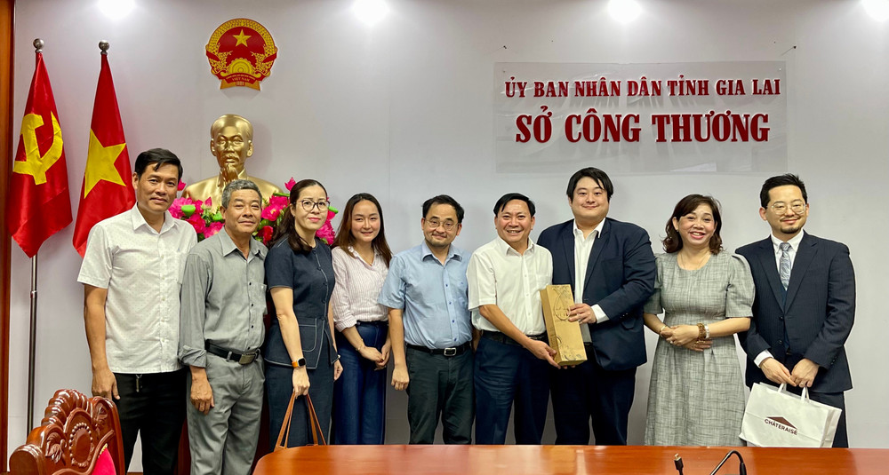 Đại diện lãnh đạo một số sở chụp hình lưu niệm với đoàn công tác của Nhật Bản. Ảnh: V.T 22.jpg