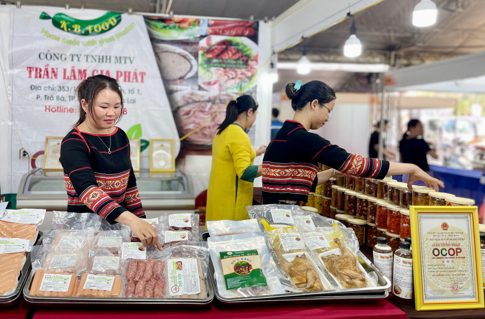 Hội chợ là cơ hội để các doanh nghiệp tăng cường giao lưu học hỏi kinh nghiệm để nâng cao chất lượng sản phẩm. Ảnh: V.T 5.jpg