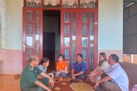 Tuyên truyền trực tiếp tại hộ gia đình. Ảnh: Ngọc Thu