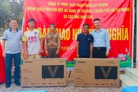 Trao quà Tết và tặng 2 nhà tình nghĩa cho các hộ khó khăn nhà ở xã Ia Lang