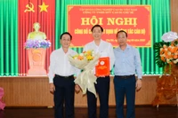 Ông Trần Thanh Phụng (bìa trái)- Phó Tổng Giám đốc VRG và ông Phan Thanh Hà (bìa phải)- Chủ tịch HĐTV Công ty trao quyết định và hoa chúc mừng ông Lê Trung Kiên- giữ chức vụ Tổng Giám đốc Công ty TNHH một thành viên Cao su Chư Sê kể từ ngày 5-6-2025. Ảnh: Văn Vĩnh