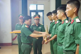Biểu dương cán bộ, chiến sĩ tham gia diễu binh, diễu hành kỷ niệm 50 năm Ngày giải phóng miền Nam