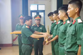 Biểu dương cán bộ, chiến sĩ tham gia diễu binh, diễu hành kỷ niệm 50 năm Ngày giải phóng miền Nam